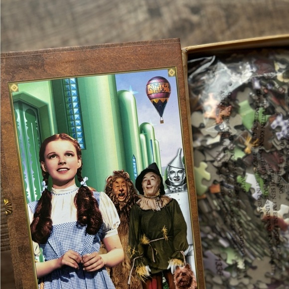 NWT The Wizard of Oz Emerald City 1000 Piece Puzzle + Keepsake Book Box - Picture 8 of 8